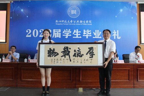 向学院送纪念品JPG.JPG